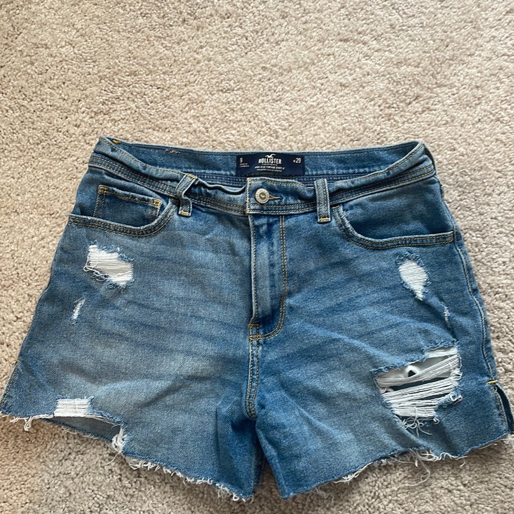 HOLLISTER Jean shorts with sunflowers on the back pocket. Size 9/29  high rise